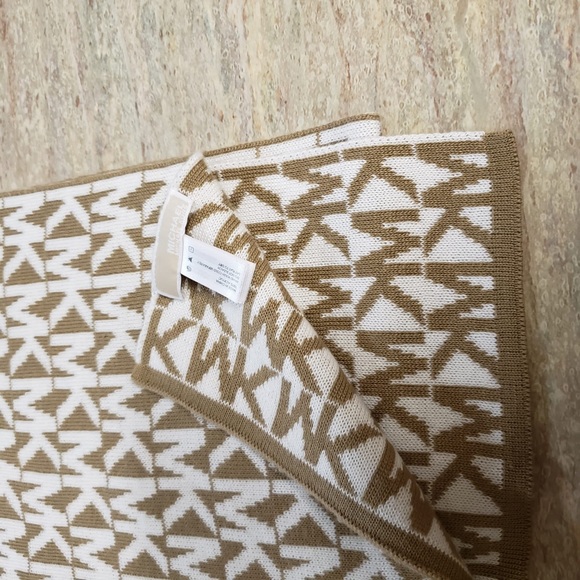 MK scarf by Michael Kors - Picture 6 of 13